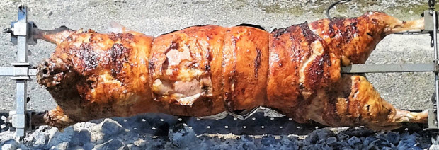 Cuisson sur la broche d'un cochon méthode méchoui Cuisson sur la broche d'un cochon méthode méchoui