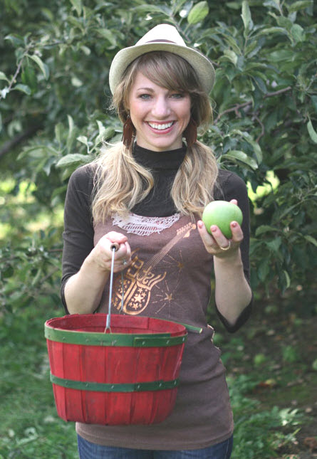 Cueilleuse de pomme avec son panier rouge