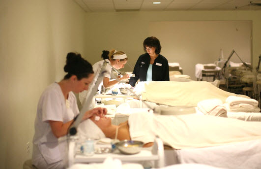 Épilation à la cire chaude des poils du visage Rive-Nord Laval Montréal Épilation à la cire chaude des poils du visage Rive-Nord Laval Montréal