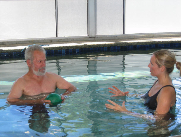 Exercices de physio en piscine chaude